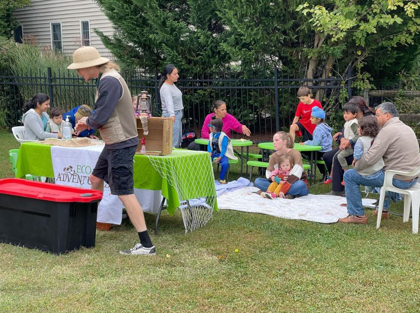 kids and parents from busyminds daycare on a fieldtrip looks at animals